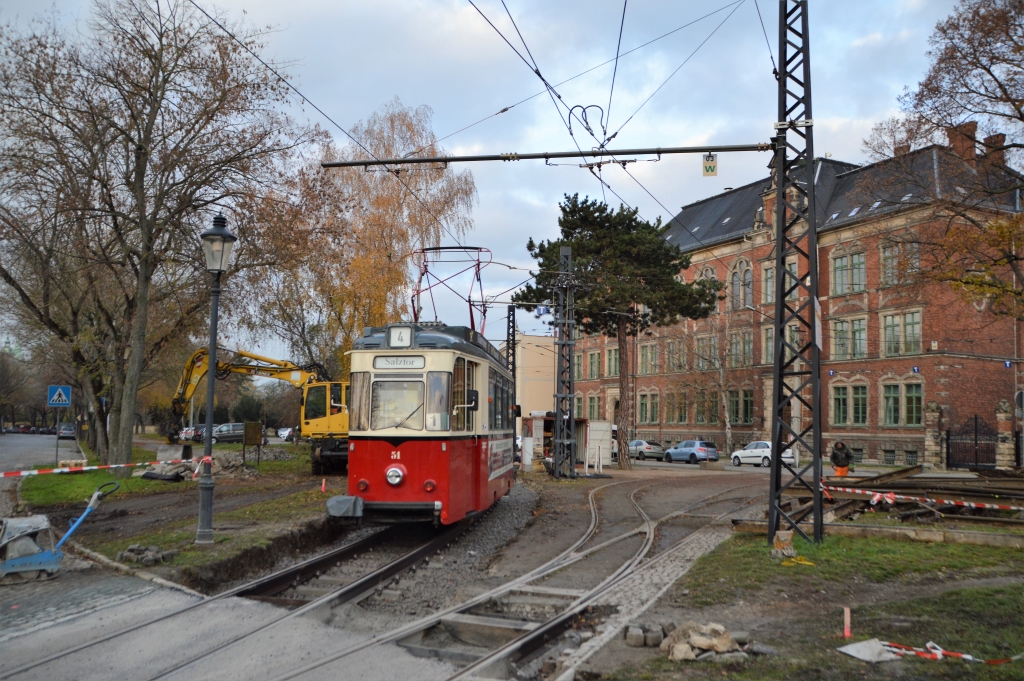 Mit F�rdermitteln des Landes Sachsen-Anhalt wurde vor dem Depot eine neue Weiche eingebaut. Dabei wurde auch ein Teil der Gleise erneuert. Tw 51 ist am 26.11.2020 als Linie 4 unterwegs zum Hauptbahnhof.