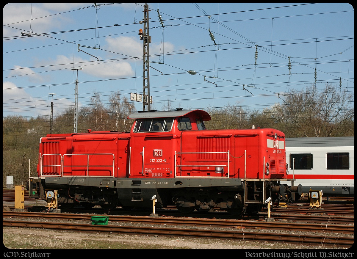 Mit freundlicher Genehmigung aus Flensburg: DB Fahrwegdienste Karlsruhe 1212 323-0(REV/BCS X/20.06.08,Verl/WRS 9/20.06.15)steht hier zusammen mit dem Wagenpark des IC 2410/17 abgestellt in Flensburg Peelwatt.18.04.2015