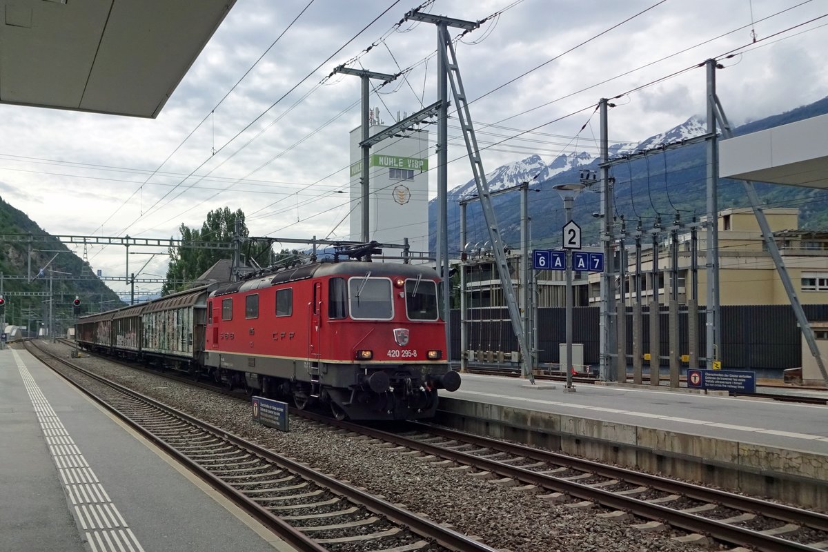 Mit fünf Wagen durchfahrt am 27 Mai 2019 SBB 420 295 Visp.