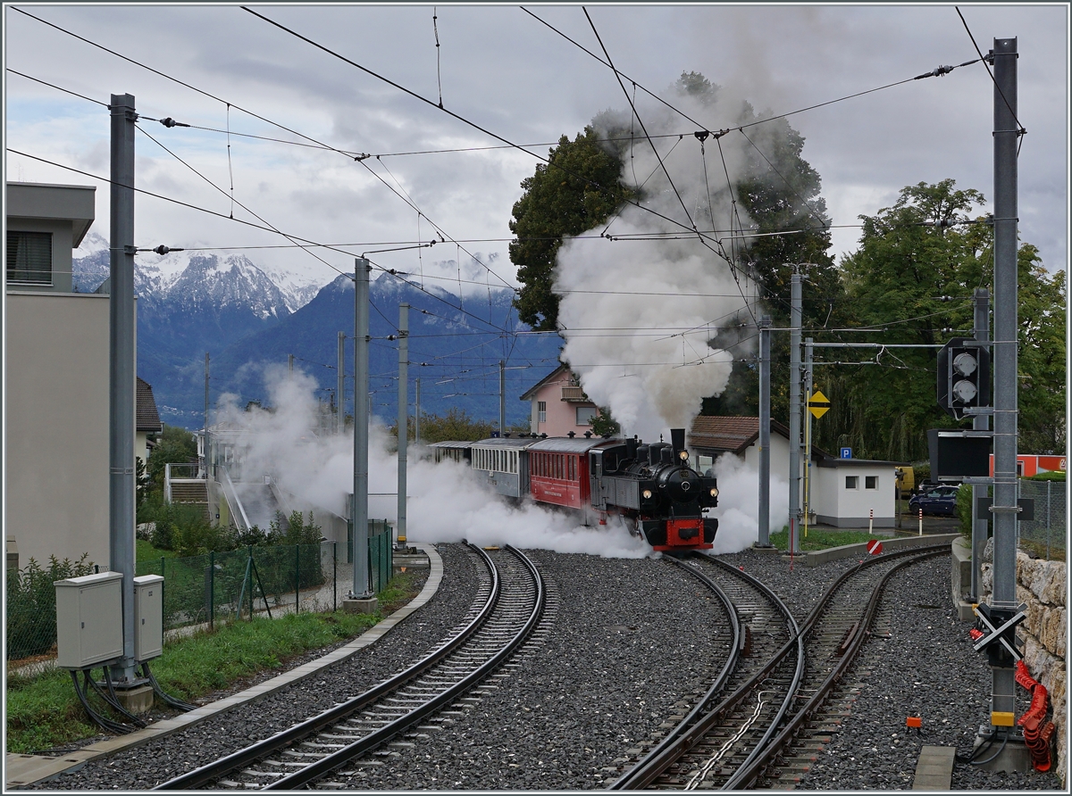 Mit herrlich viel Dampf setzt sich in St-Légier Gare der BC Riviera Belle Epoque Dampfzug nach Chaulin in Bewegung. 

27 Sept. 2020
