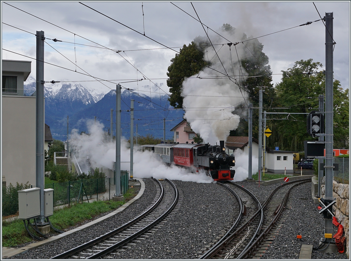 Mit herrlich viel Dampf setzt sich in St-Légier Gare der BC Riviera Belle Epoque Dampfzug nach Chaulin in Bewegung. 

27 Sept. 2020