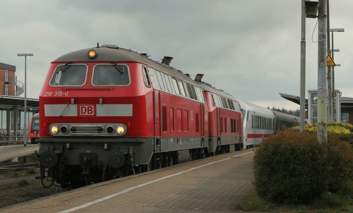 Mit leichtem Abgas V verabschieden sich die 218 315 und 397 mit dem IC 2314 nach Westerland. Husum 14.04.2019