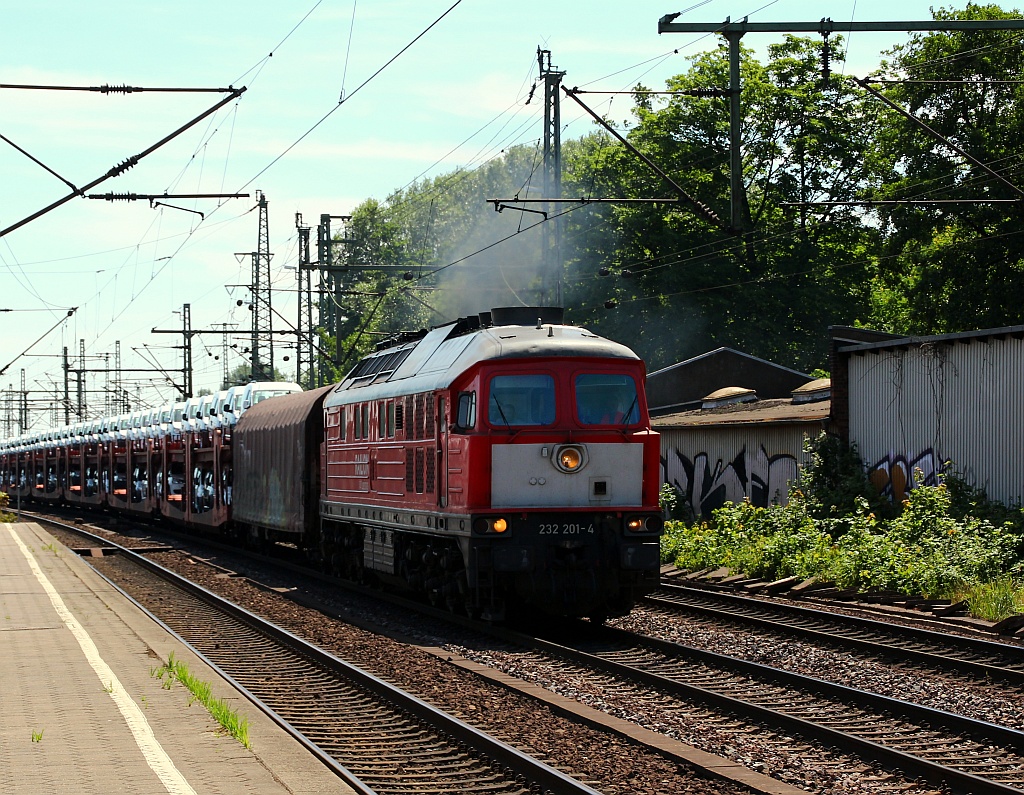 Mit mächtiger Dieselfahne zieht 232 201-4 einen Autotransportzug durch den Harburger Bahnhof. HH 21.06.12