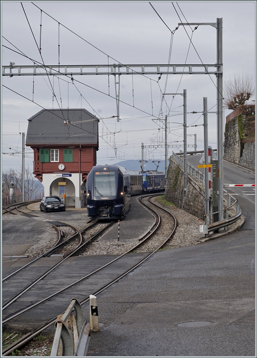 Mit der MOB Ge 4/4 8002 als Schublok erreicht der GoldenPass Express GPX 4065 Chamby, wo eine Kreuzung abzuwarten ist.

4. Jan. 2023