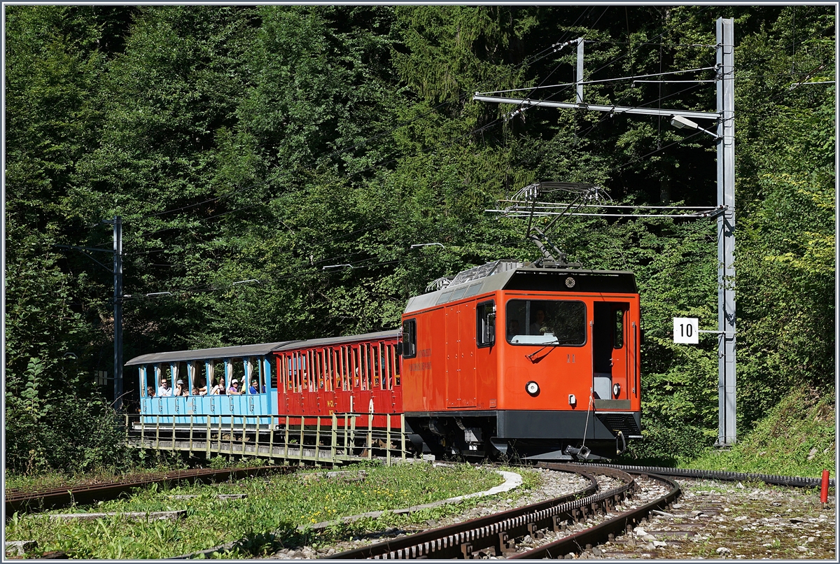 Mit offener Tür, die dann auf Wunsch der Fotografen geschlossen wurde, erreicht der Hem 2/2 N° 11 mit seinen historischen  Belle Epoque Zug  Le Tremblex.
14. Aug. 2017