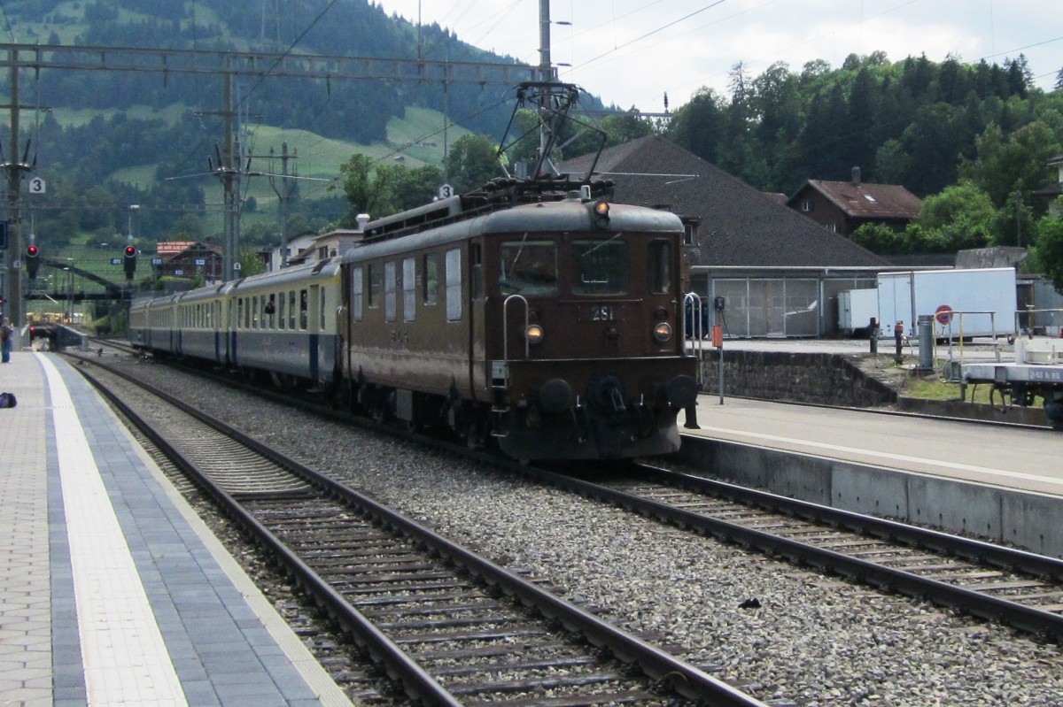 Mit Pendelzug aus Kandersteg ist BLS 251 in Frutigen eingefahren, 30 Juni 2014.