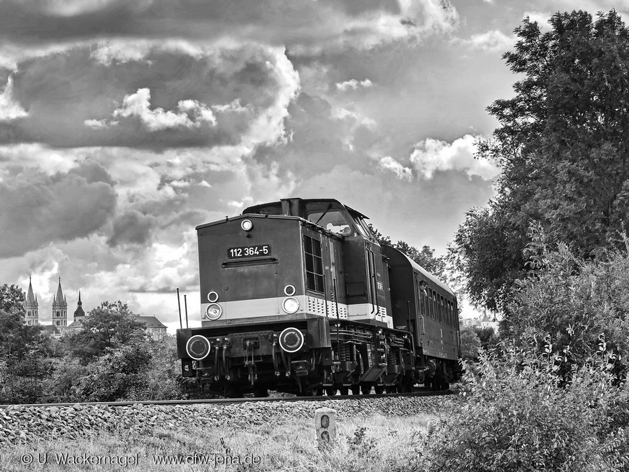 Mit der  Petroleum P8  �ber die Unstrutbahn. Die LOK OST 112 364-5 brachte am 10.09.2022 den Sonderzug der Eisenbahnfreunde Traditionsbahnbetriebswerk Sta�furt e.V. aus Halberstadt vor der Kulisse der Domstadt Naumburg (S) zum Winzerfest Freyburg. (Foto: Ulf Wackernagel)