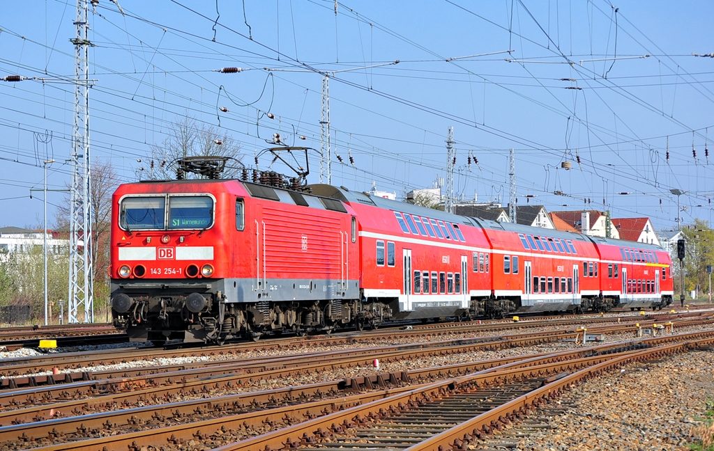 Mit einer S1 nach Warnemünde verlässt 143 254 am 03.04.2014 Rostock Hbf. 