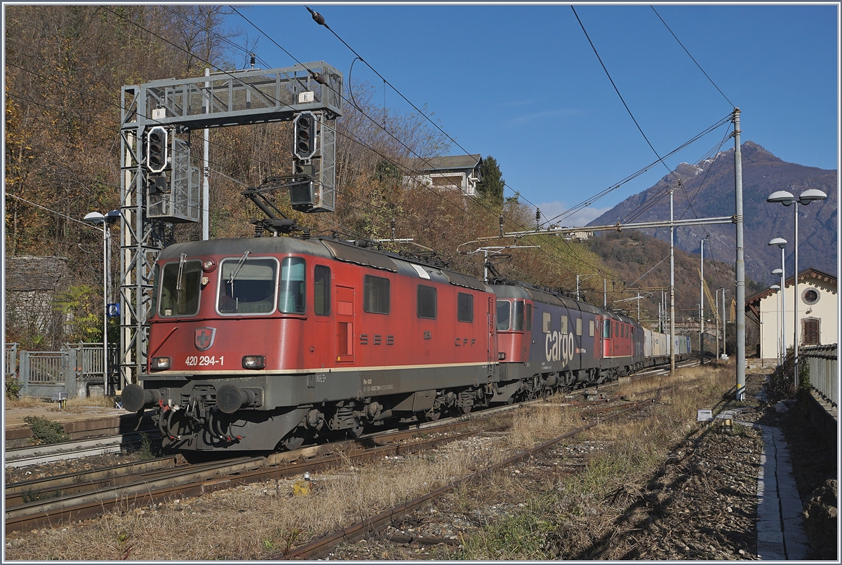 Mit der SBB Re 420 294-1 an der Spitze und drei weiteren Loks erreicht ein Transitgüterzug Richtung Domodossola den Bahnhof von Preglia.
21. Nov. 2017