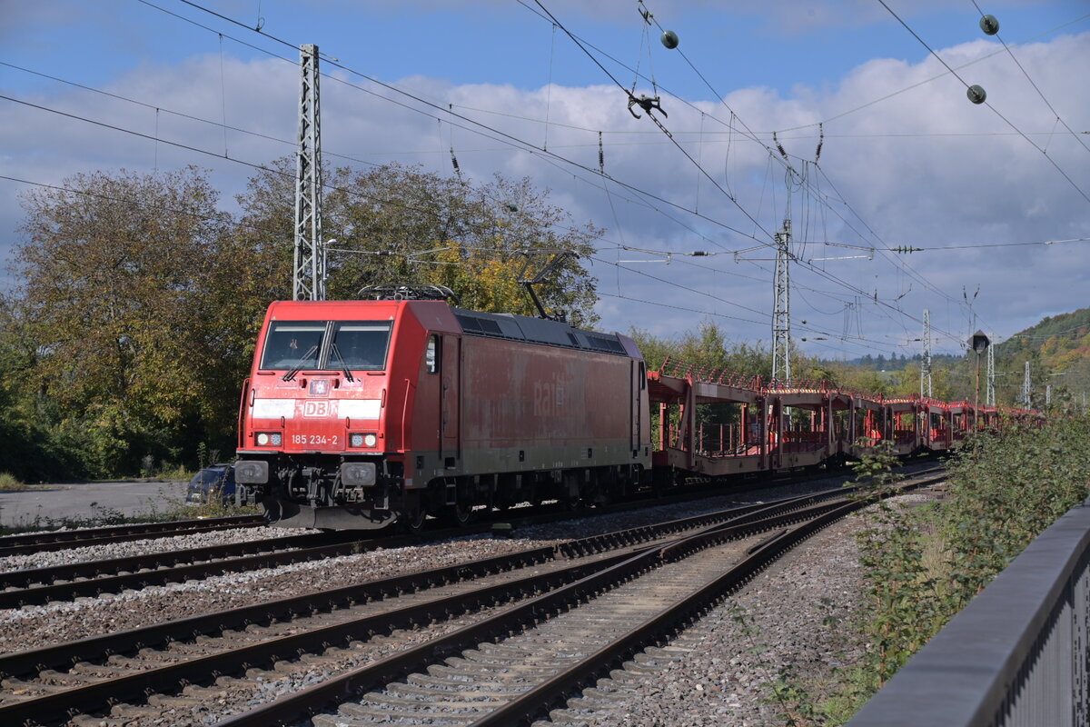 Mit der Sonne im Rücken gelang es mir die DBC 185 234 mit ihrem Leerzug bei der Durchfahrt in Neckarelz abzulichten am 14. Oktober 2025.