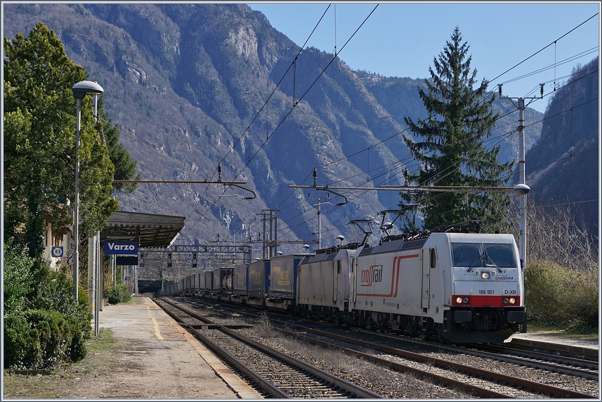 Mit der Spitzenlok 186 901 erreicht ein Crossrail Güterzug den Bahnhof Varzo.
11. März 2017 