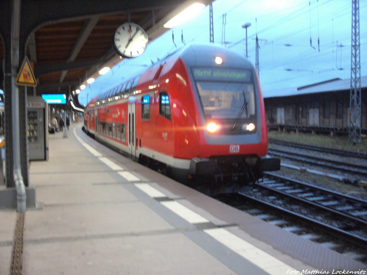 Mit Steuerwagen ist143 233-5 Eben noch als RE9 mit ziel Stralsund hbf ist jetzt der Zug als Lz mit ziel Rostock Hbf unterwegs bei der Ausfahrt aus Stralsund Hbf am 26.9.13