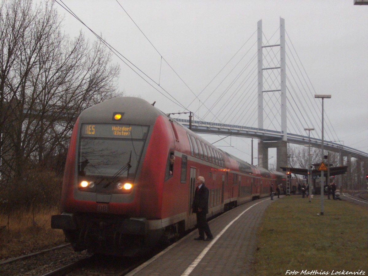 Mit Steuerwagen steht 112 105 als RE5 mit ziel Holzdorf (Elster) im Bahnhof Stralsund Rügendamm am 9.12.13