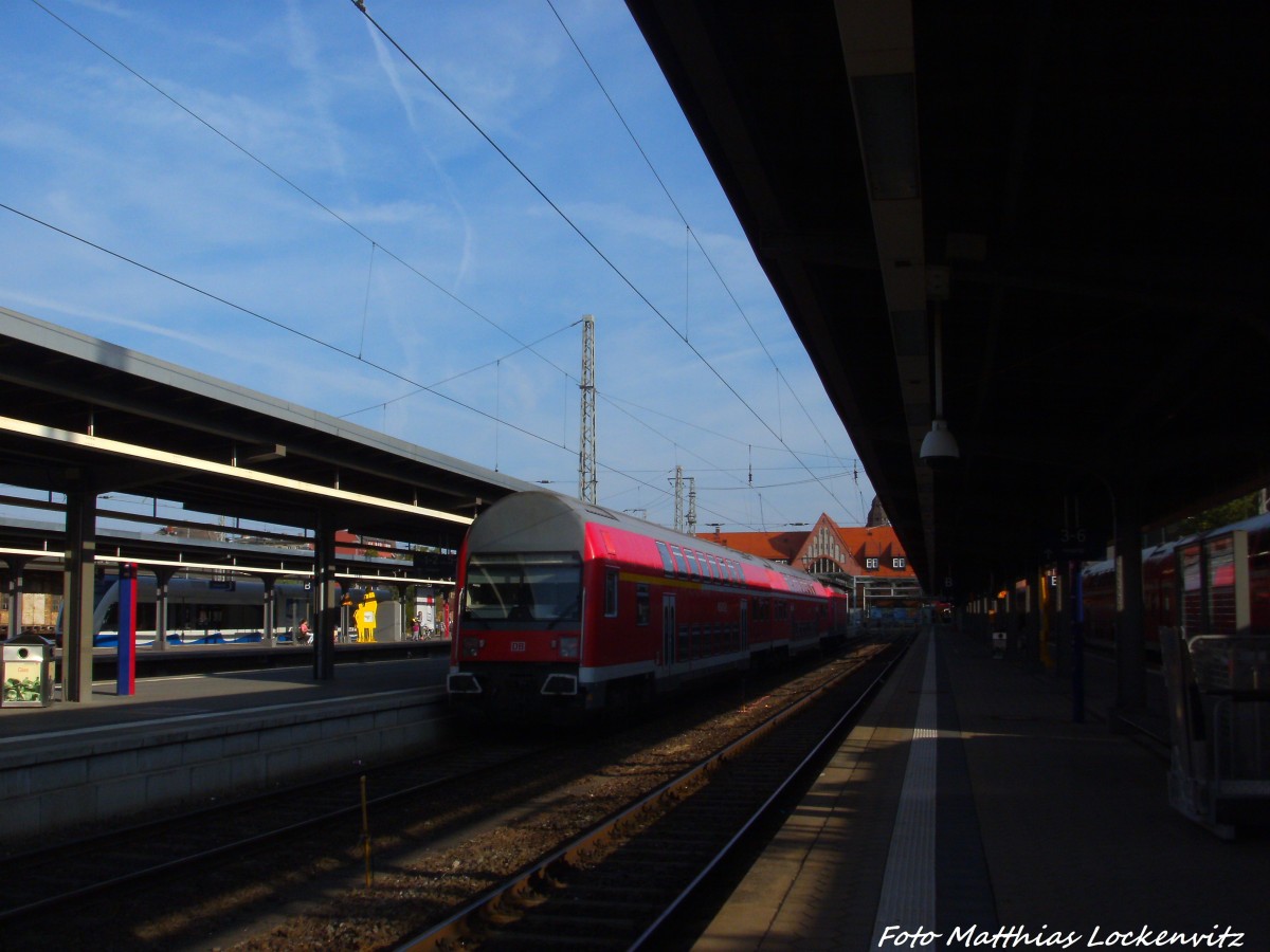 Mit Steuerwagen voraus geht es fr 143 952 um 8:02 wieder als RE5 mit ziel Neustrelitz los , Hier steht der zug im Bahnhof Stralsund Hbf am 25.7.14