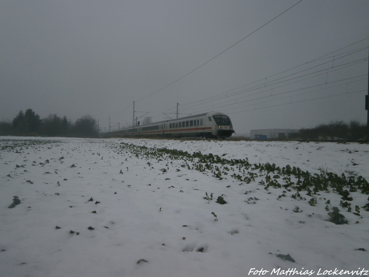 Mit steuerwagen voraus kam 101 115-4 mit dem IC 2355 bei Landsberg (b Halle/Saale) angefahren am 31.12.14