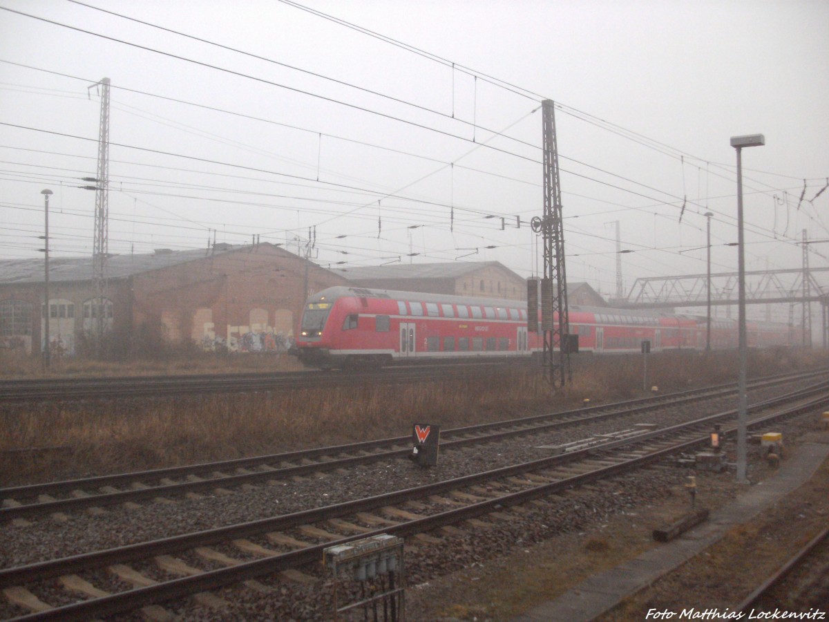 Mit Steuerwagen voraus kam 112 XXX als RE5 mit ziel Falkenberg (Elster) beim Verlkassen des Bahnhofs Stralsund Hbf am 6.3.14