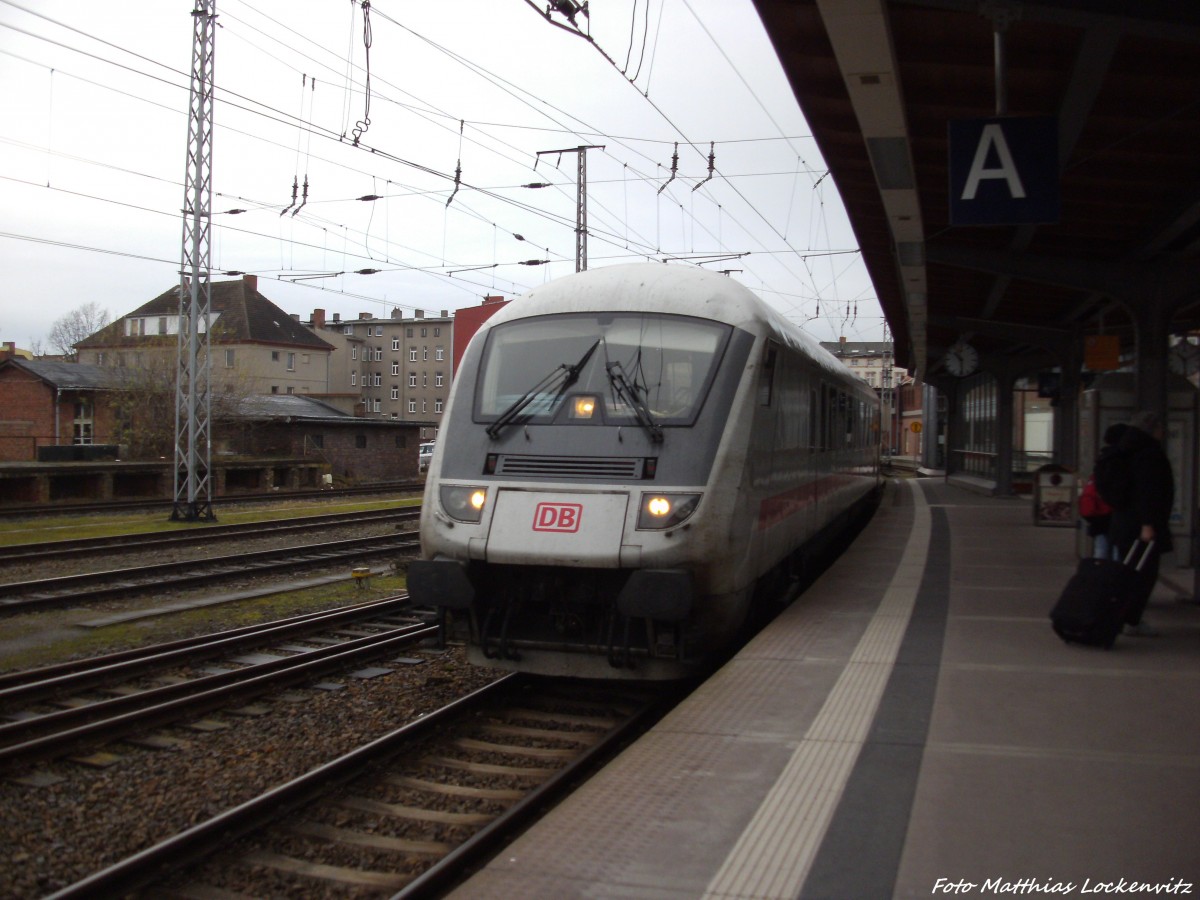 Mit Steuerwagen voraus kommt 101 035-4 mit einem InterCity (IC) mit ziel Ostseebad Binz in den Bahnhof Stralsund Hbf eingefahren am 6.1.14