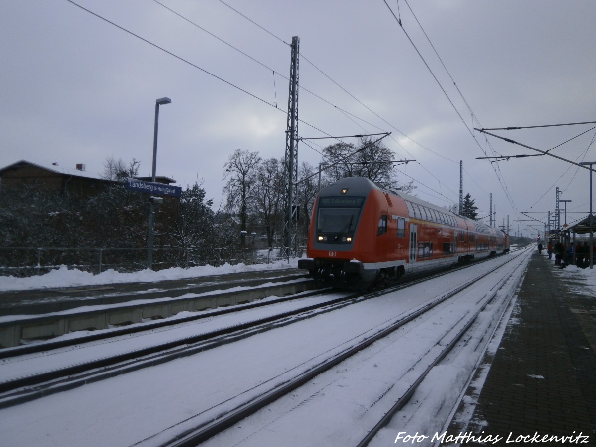 Mit Steuerwagen voraus kommt 143 086-7 in den Bahnhof Landsberg (b Halle/Saale) eingefahren am 29.12.14