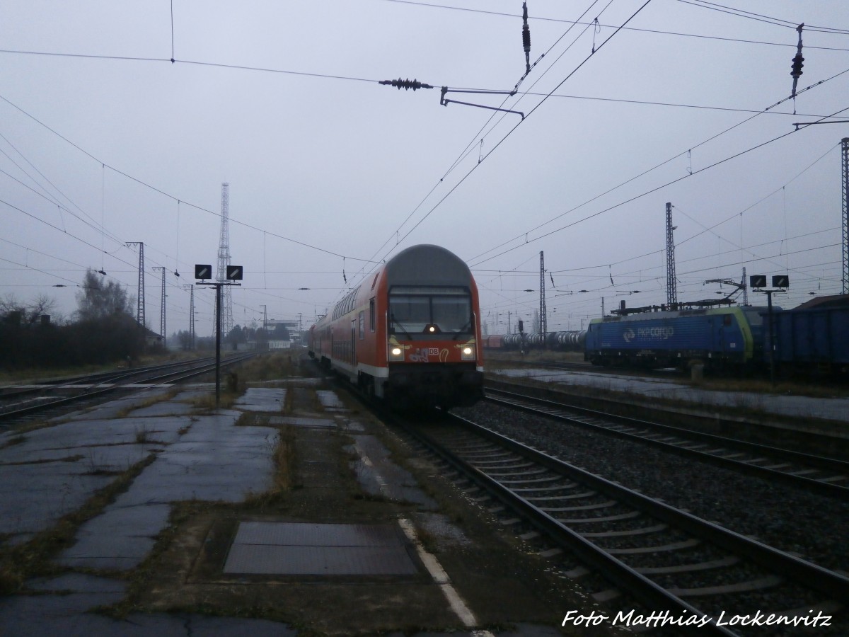 Mit Steuerwagen voraus kommt 143 XXX in den Bahnhof Grokorbetha eingefahren am 22.1.15