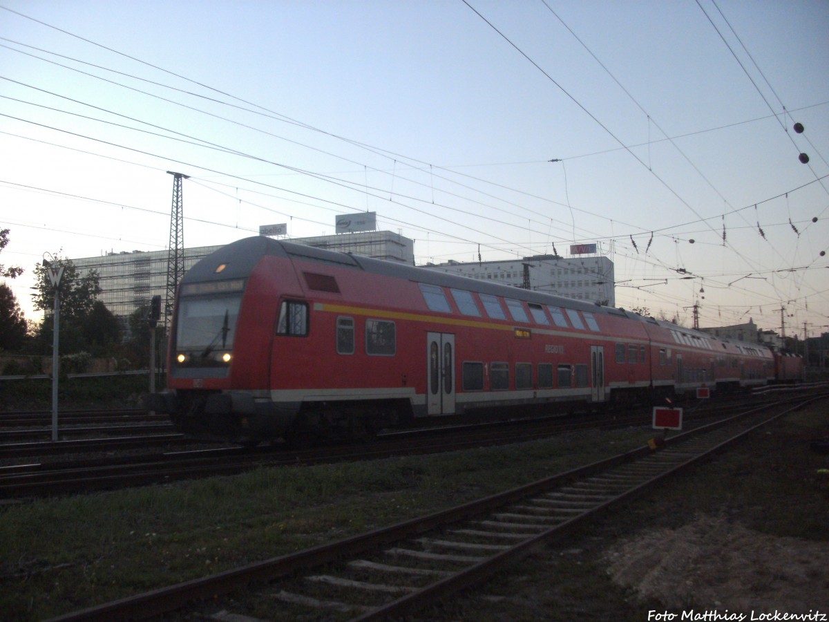 Mit Steuerwagen voraus kommt eine 143er mit einer RegionalBahn in den Bahnhof Halle (Saale) Hbf eingefahren am 3.10.14