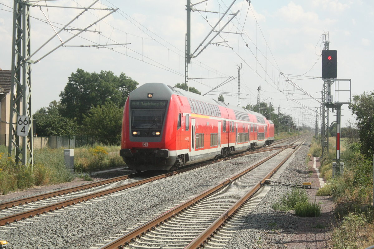 Mit Steuerwagen voraus kommt 146 030 mit dem RE30 mit ziel Magdeburg Hbf in den Bahnhof Stumsdorf eingefahren am 11.8.20