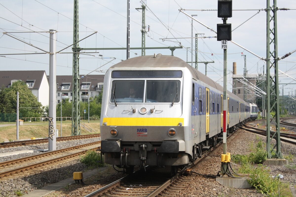 Mit Steuerwagen voraus kommt 223 152 von Leipzig Hbf kommend bei der Einfahrt in den Endbahnhof Chemnitz Hbf am 4.6.22