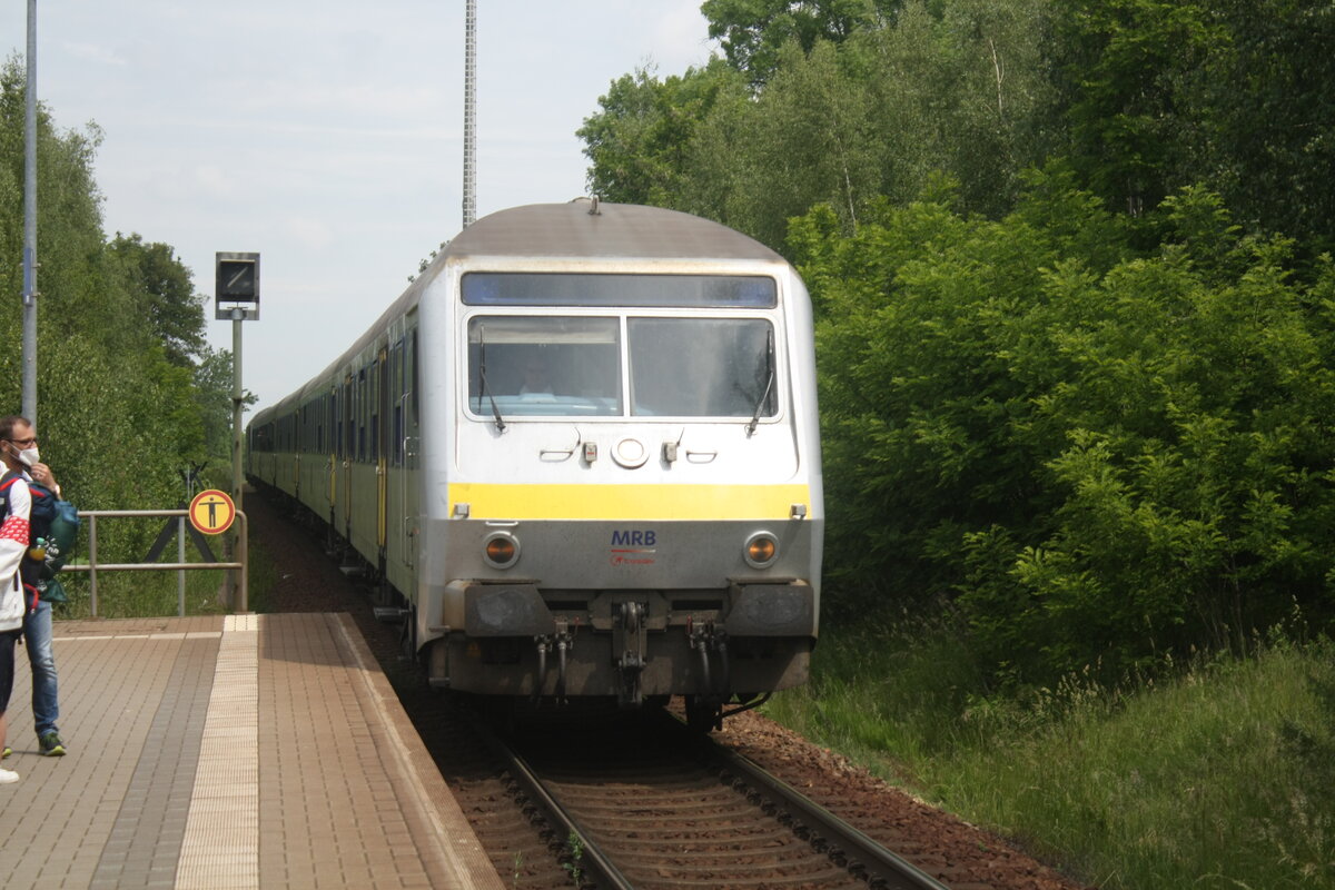 Mit Steuerwagen voraus kommt 223 144 in den Bahnhof Burgstdt eingefahren am 4.6.22