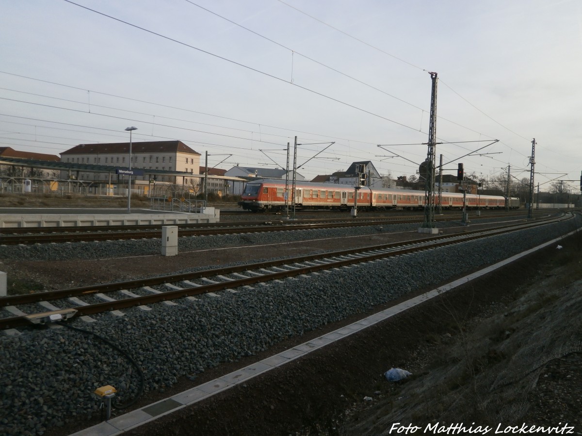 Mit Steuerwagen voraus kommt die MRCE ES 64 U2 - 005 in den Merseburger Bahnhof eingefahren am 6.1.15