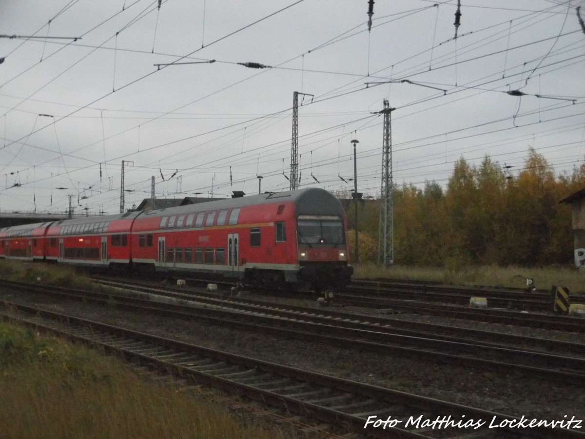 Mit Steuerwagen voraus kommt der RE3 in den Stralsunder Hbf eingefahren am 7.11.15