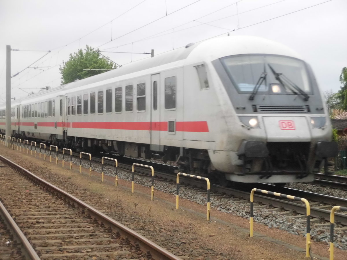 Mit Steuerwagen voraus rauschte 120 XXX mit einem InterCity durch Delitzsch in Richtung Berlin am 5.5.17