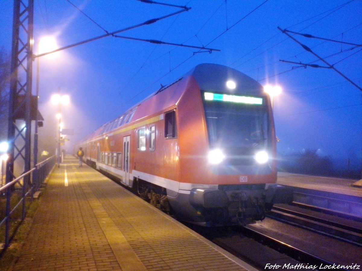 Mit Steuerwagen voraus Standte eine 143er als RB mit ziel Bitterfeld im Bahnhof Landsberg (b Halle/Saale) am 11.11.14