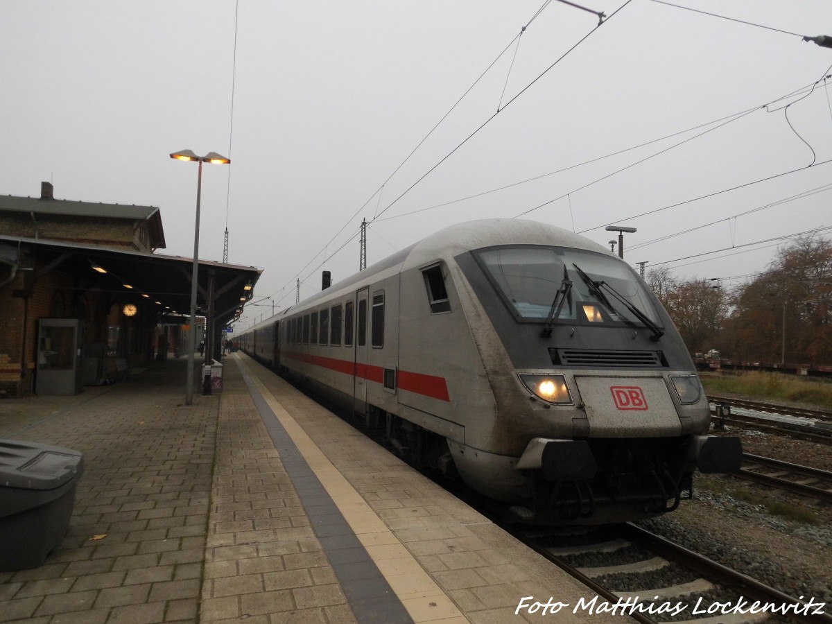 Mit Steuerwagen voraus steht 101 XXX im Bahnhof Bergen auf Rgen am 2.11.15