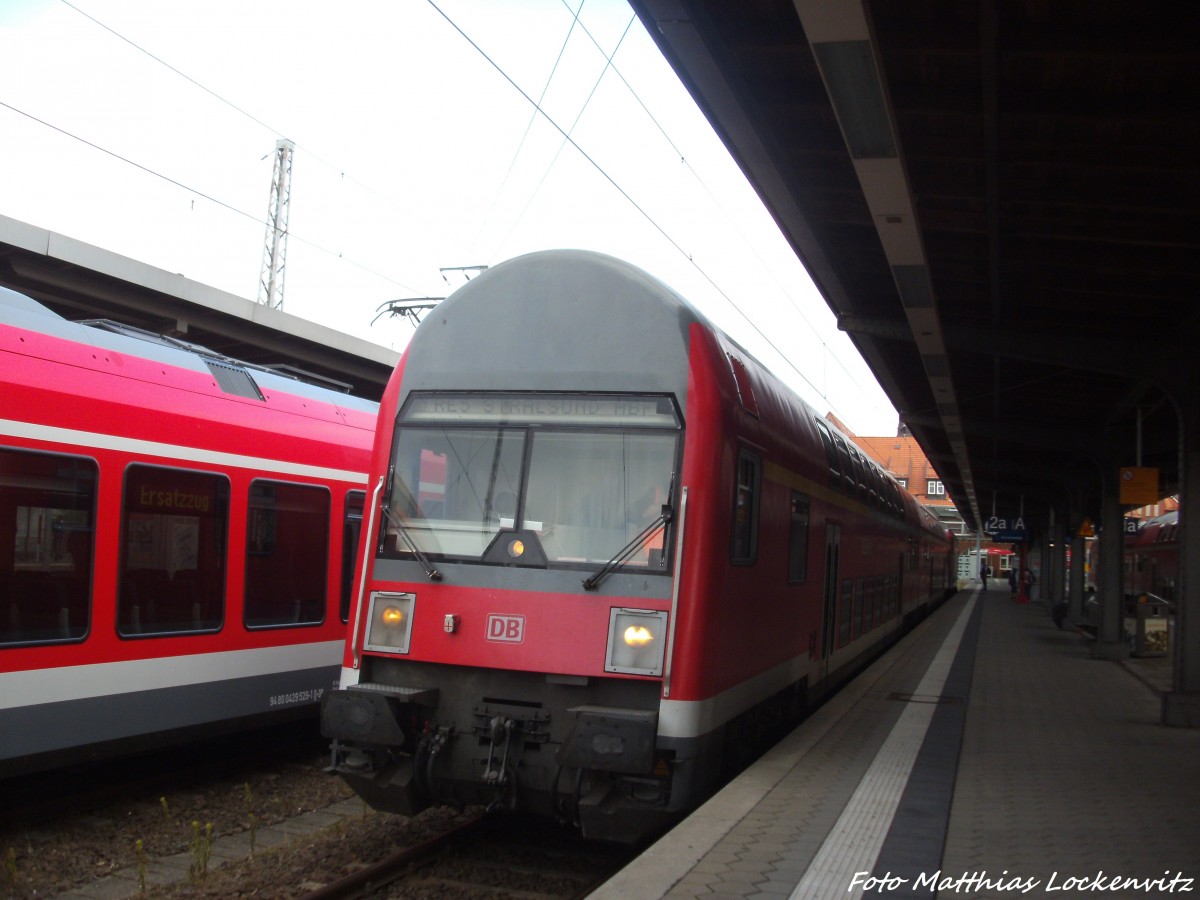 Mit Steuerwagen voraus steht 112 146-6 im Bahnhof Stralsund Hbf am 15.7.14