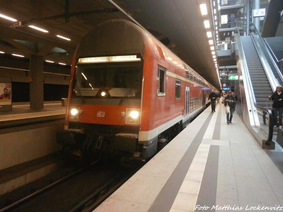 Mit Steuerwagen voraus steht 112 165 im Berliner Hbf am 28.5.15