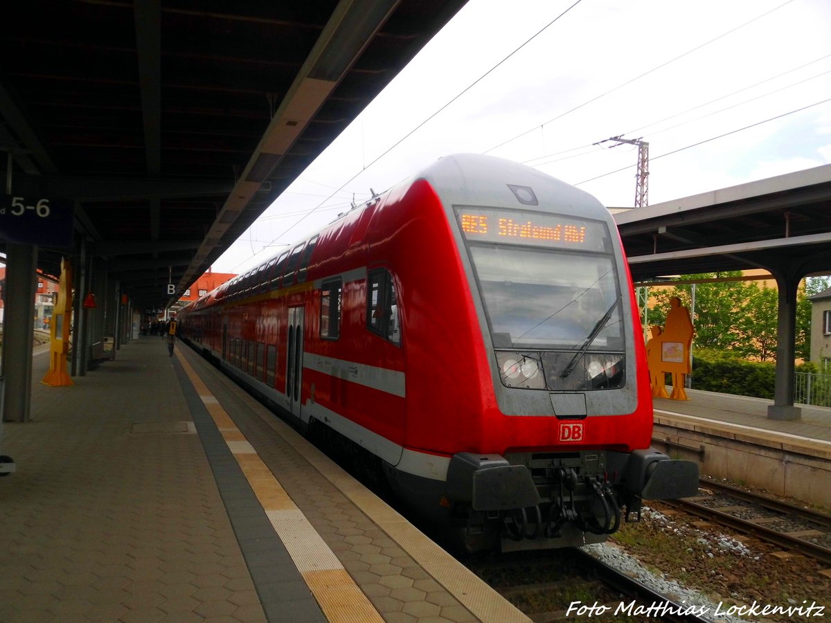 Mit Steuerwagen voraus steht 112 188 im Stralsunder Hbf zur Abfahrt bereit am 23.5.16