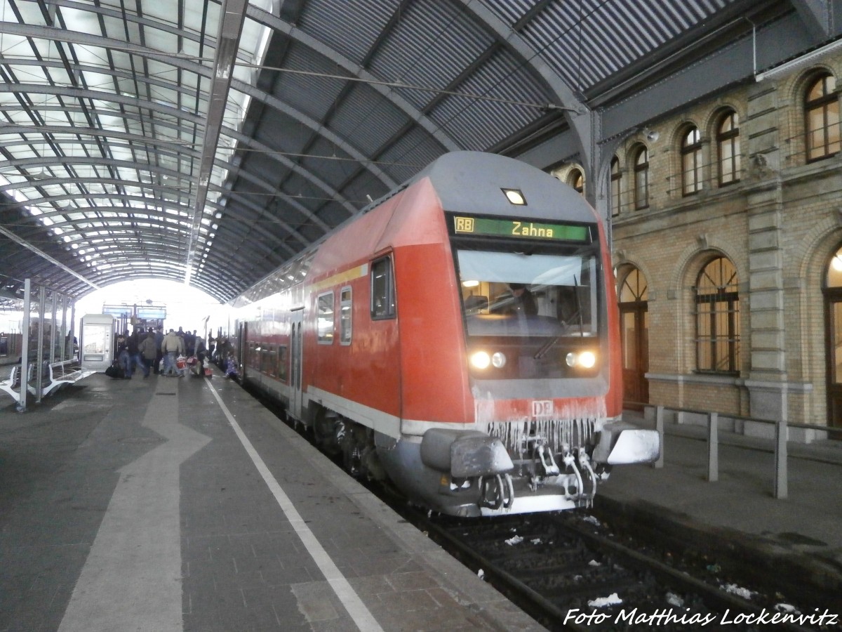 Mit Steuerwagen voraus steht 143 XXX-X mit ziel Zahna im Bahnhof Halle (Saale) Hbf am 29.12.14