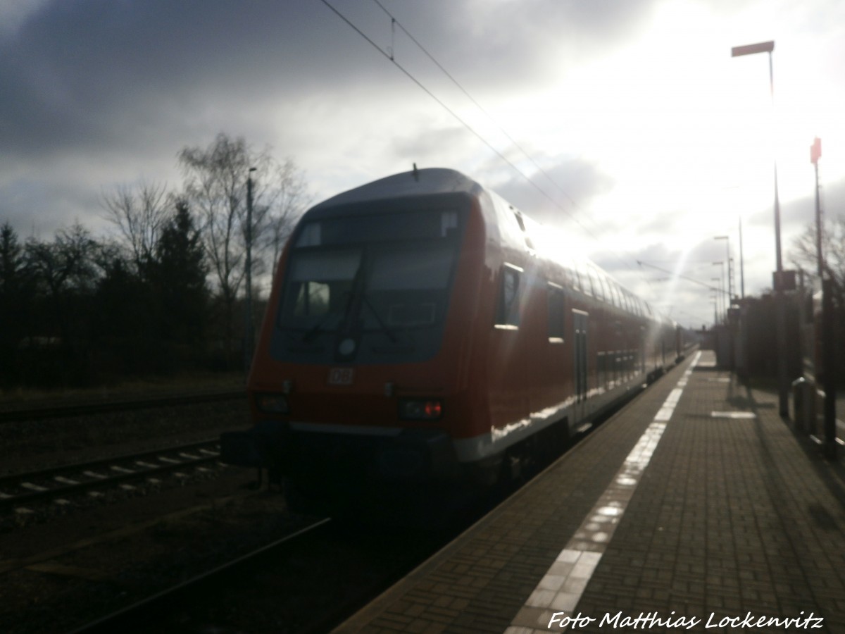 Mit Steuerwagen voraus steht 143 327 im Bahnhof Halle-Trotha am 4.1.15