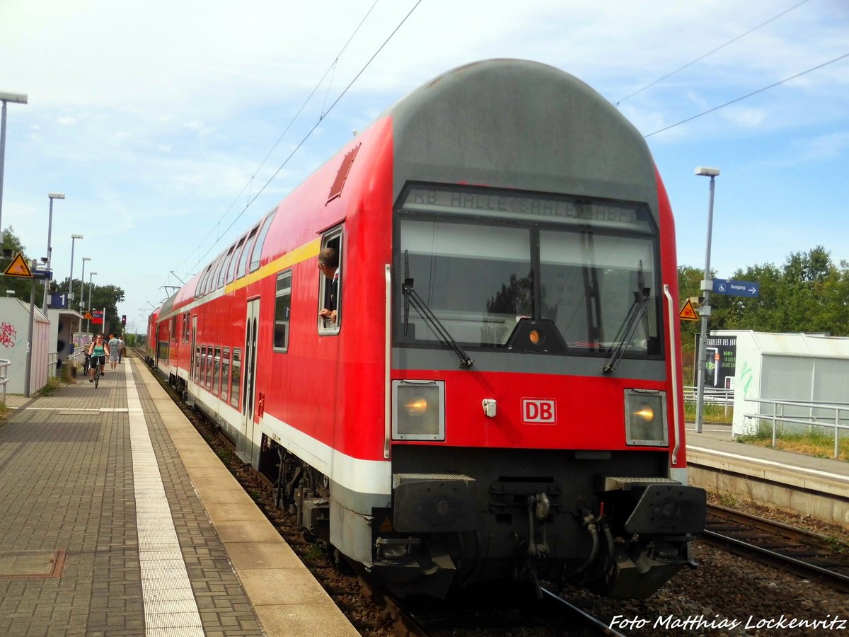 Mit Steuerwagen voraus steht 143 XXX im Bahnhof Sdstadt am 3.9.16
Man beachte auch die zielanzeige, es msste S7 Halle (Saale) Hbf sein, aber es steht RB Halle (Saale) Hbf dranne.