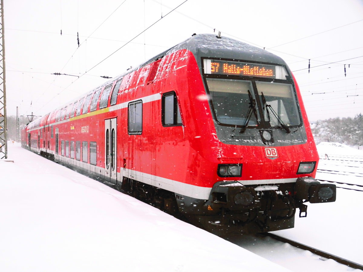 Mit Steuerwagen voraus steht 143 034 als S7 mit ziel Halle/Saale Hbf im Bahnhof Halle-Nietleben am 17.3.18