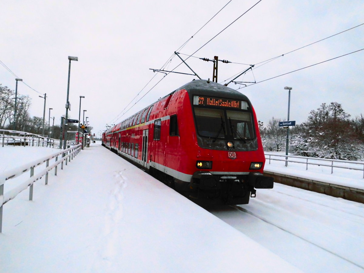 Mit Steuerwagen voraus steht 143 034 als S7 mit ziel Halle/Saale Hbf aufgrund des Winterchaos auf unbestimmte Zeit im Bahnhof Halle Südtadt am 17.3.18