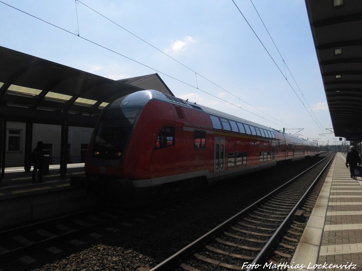 Mit Steuerwagen voraus steht 182 XXX im Bitterfelder Bahnhof am 2.5.16