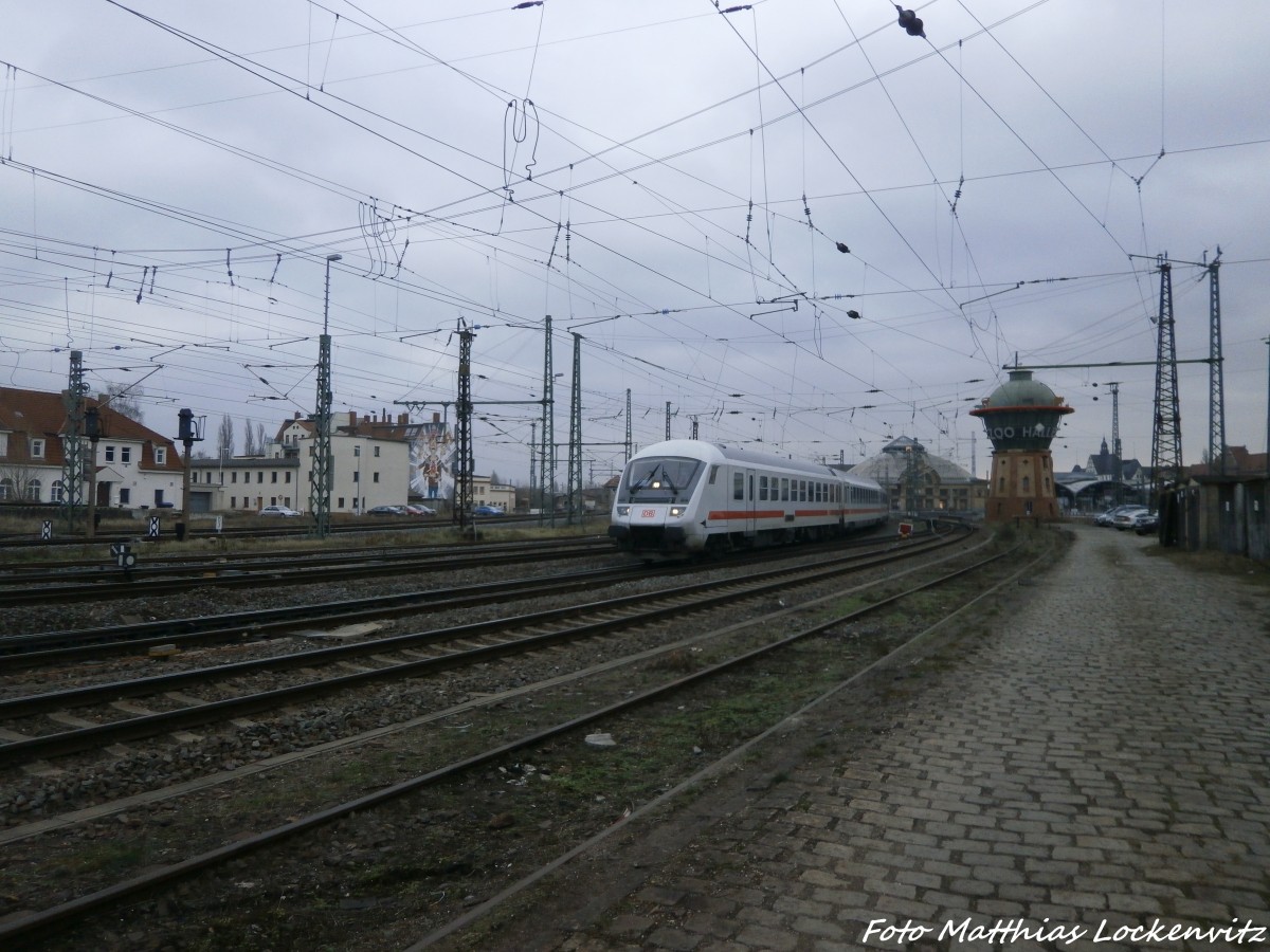 Mit Steuerwagen voraus verlsst 101 077-6 den Hallenser Hbf am 5.1.15