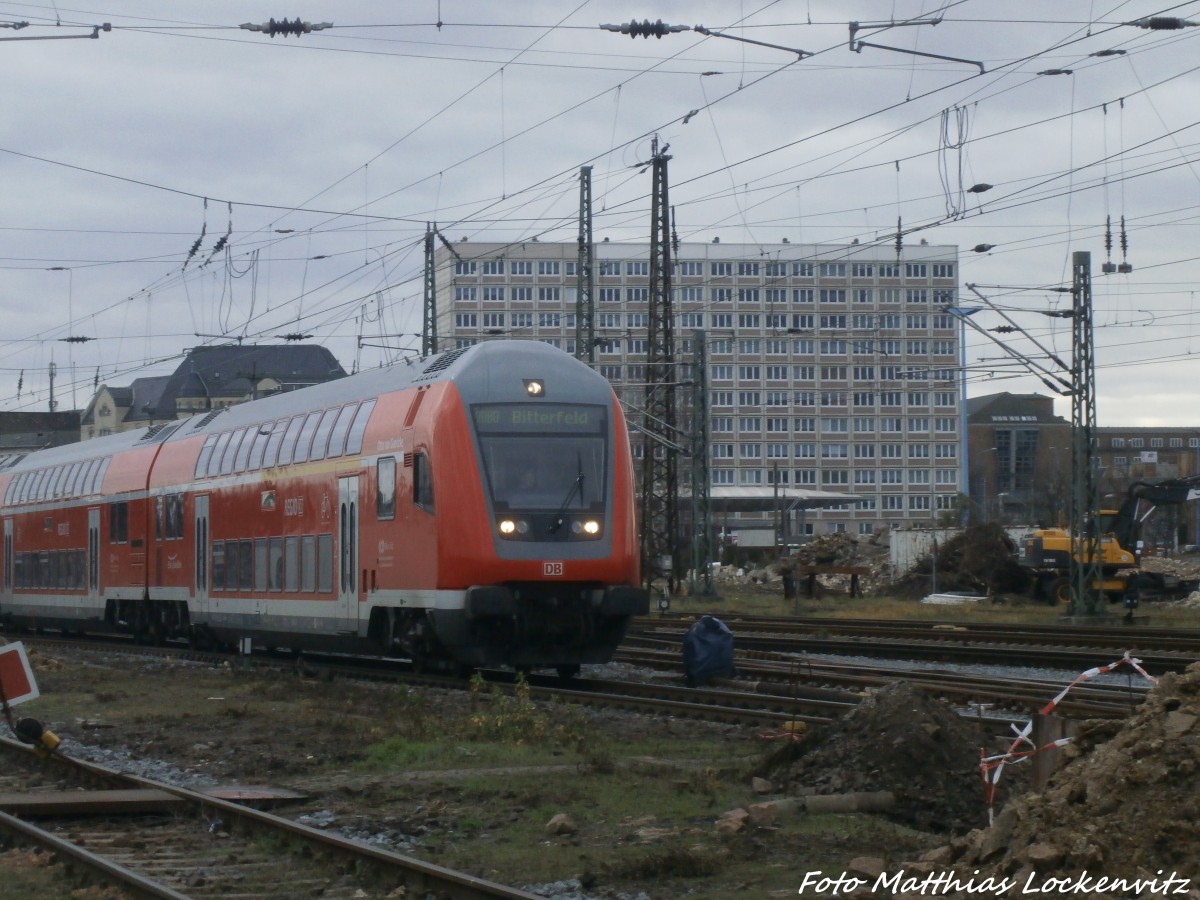 Mit Steuerwagen voraus verlsst 143 559-3 als RB80 mit ziel Bitterfeld den Bahnhof Halle (Saale) Hbf am 23.12.14