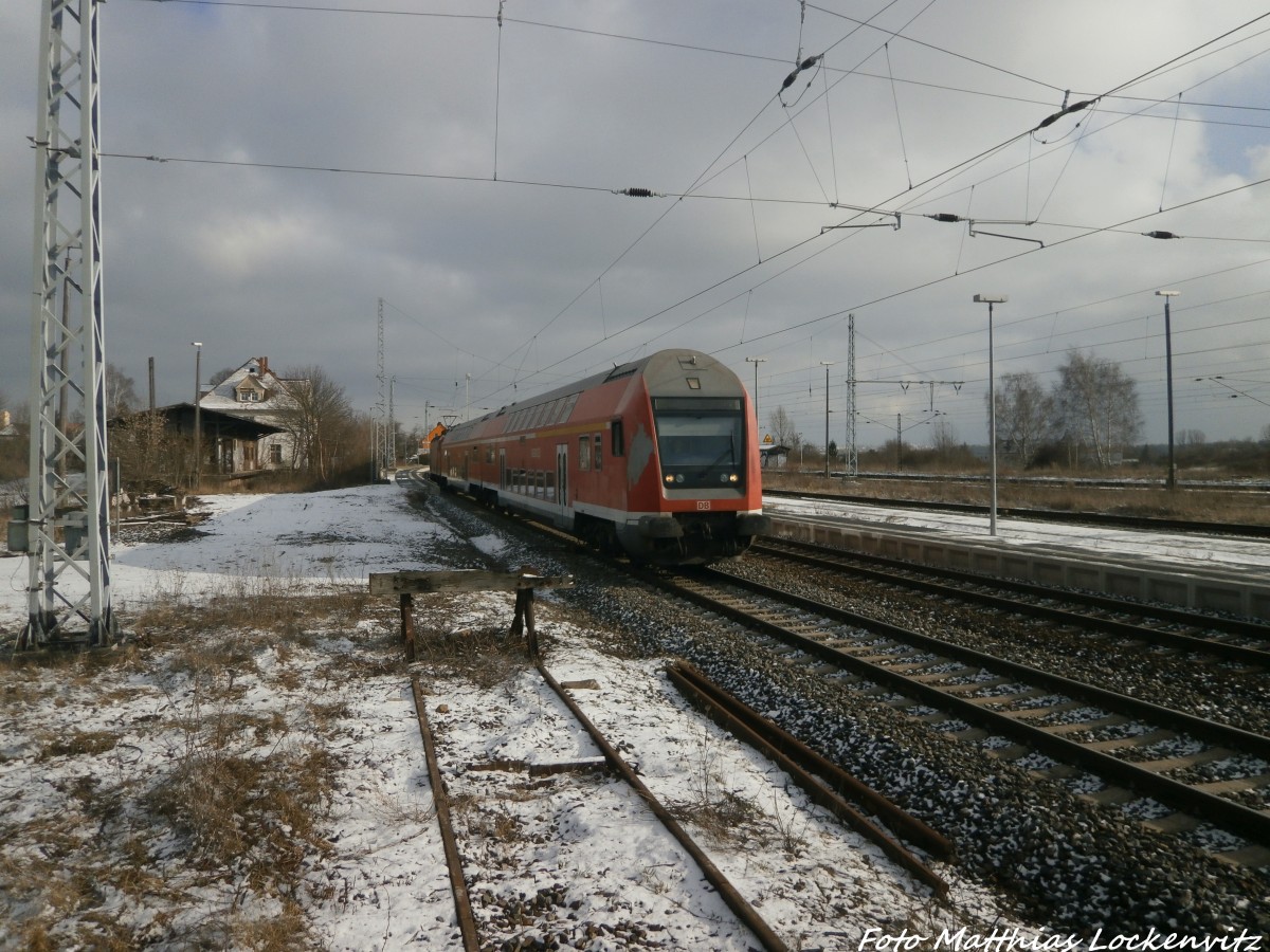 Mit Steuerwagen voraus verlsst 143 831-6 als RB den Bahnhof Angersdorf am 4.2.15