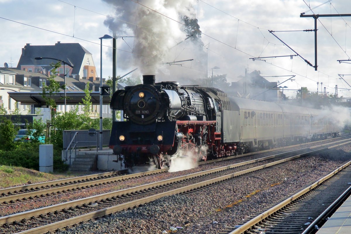 Mit viel Dampf verlässt 03 1010 Konz am 28 April 2018. 