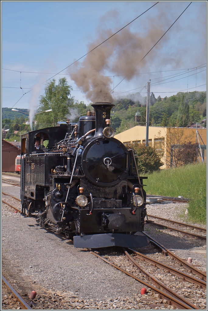 Mit einer Woche Verspätung infolge Erdrutsch, startet die Saison der Blonay -Chamby Bahn nun am Wochenende 9./10 Mai.
Hier rangiert die B.F.D. HG 3/4 N° 3 in Blonay.
10. Mai 2015