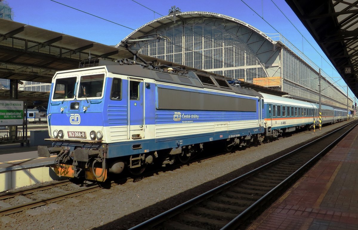 Mit der Zapadny-Express nach München steht CD 163 068 am 20 September 2020 in Praha hl.n. abfahrtbereit.