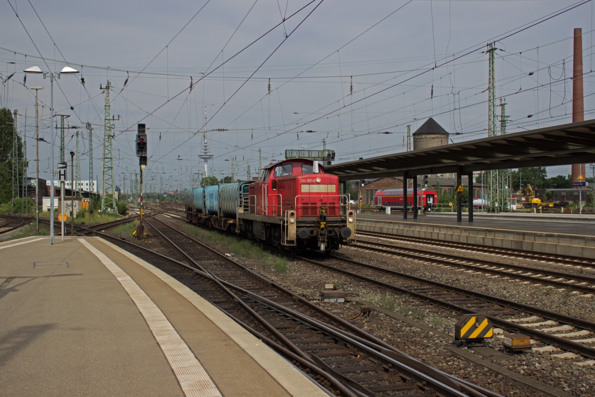 Mit zwei Containerwagen durchfährt 294 951, die zu den zehn in den Neunziger-Jahren mit einer Shuttle-Fernsteuerung ausgerüstet wurden, um Stahlzüge im Saarland in Doppel- oder Sandwichtraktion zu führen, den Bremer Hbf. Die störungsanfällige Doppeltraktionssteuerung ist zwischenzeitlich deaktiviert, aber noch nicht ausgebaut.