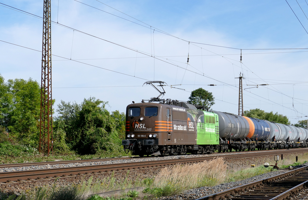 Mitarbeiterwerbug der HSL Logistik GmbH. HSL 151 138  Mitarbeiterwerbung  mit Kesselwagenzug in Richtung Eisenach, am 23.09.2021 in Naumburg.