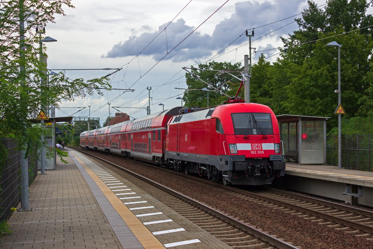 Mitte 2020 waren auf der Linie RE1 ungewhnlich viele Loks der Baureihe 112 zu sehen. Ein mglicher Grund dafr waren Hauptuntersuchungen an den Stammloks der Baureihe 182, etwa 182 009, die am 25.08.2020 im Werk Dessau fertig wurde und drei Tage spter glnzend und sauber mit einem RE1 in Erkner unterwegs war.